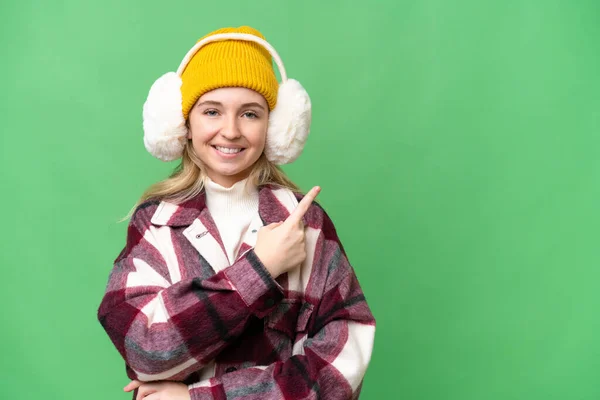 Νεαρή Αγγλίδα Που Φοράει Χειμωνιάτικες Μανσέτες Απομονωμένο Φόντο Δείχνοντας Στο — Φωτογραφία Αρχείου