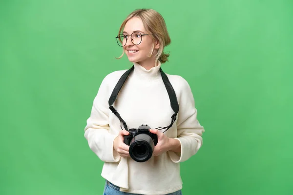 Joven Fotógrafo Mujer Inglesa Sobre Fondo Aislado Mirando Lado —  Fotos de Stock