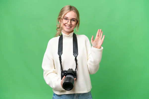 Młoda Fotograf Angielski Kobieta Odizolowanym Tle Salutowanie Ręki Happy Expression — Zdjęcie stockowe