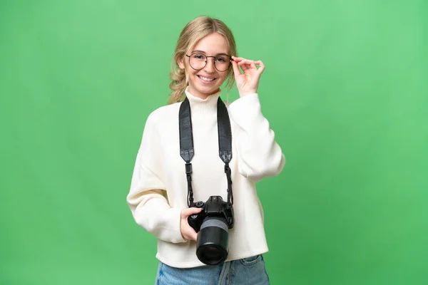 Молодой Фотограф Английская Женщина Изолированном Фоне Очках Счастливый — стоковое фото