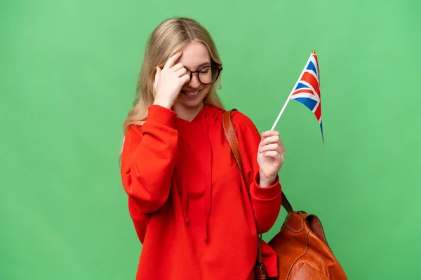 Junge Hispanische Frau Mit Britischer Flagge Vor Isoliertem Hintergrund Lacht — Stockfoto