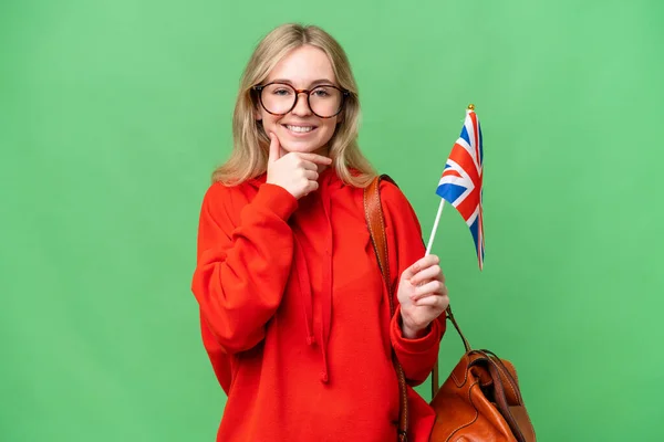 年轻的惊慌失措的女人举着英国国旗 高高兴兴 面带微笑 — 图库照片