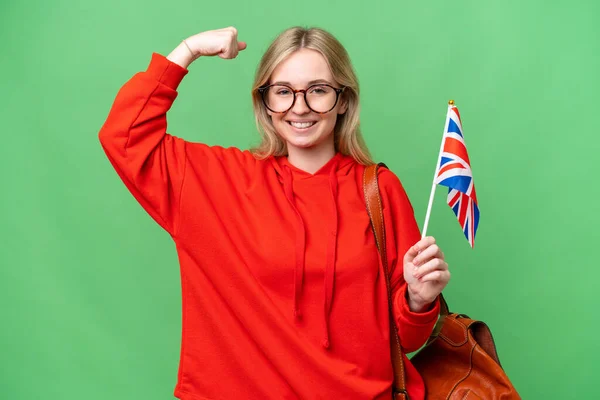 年轻的惊慌失措的女人举着英国国旗 在孤立无援的背景下做着强有力的手势 — 图库照片