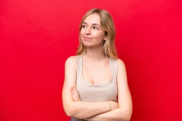 Joven Mujer Inglesa Aislada Sobre Fondo Rojo Mirando Lado —  Fotos de Stock