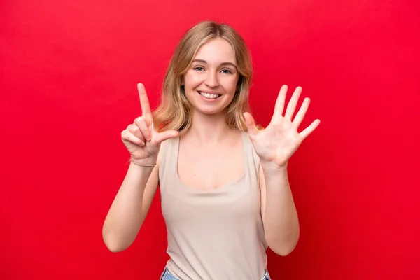 Jong Engels Vrouw Geïsoleerd Rode Achtergrond Tellen Zeven Met Vingers — Stockfoto
