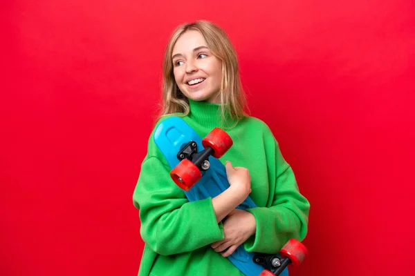 Kırmızı Arka Planda Yalnız Yaşayan Genç Ngiliz Kadın Mutlu Bir — Stok fotoğraf