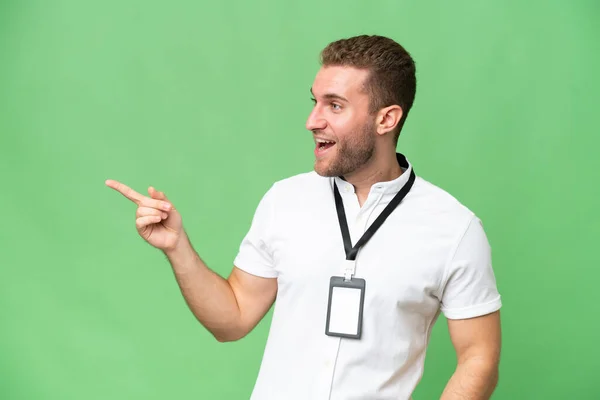 Jonge Blanke Man Met Kaart Geïsoleerd Groene Chroma Achtergrond Wijzend — Stockfoto