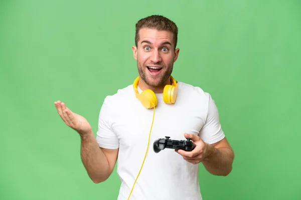 Jonge Knappe Man Spelen Met Een Video Game Controller Geïsoleerd — Stockfoto