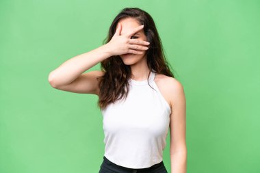 Kafkasyalı genç bir kadın izole edilmiş arka planda, gözleri kapalı ve gülümsüyor.