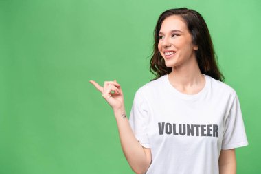 Kafkas kökenli genç gönüllü bir kadın parmak kaldırarak çözümü bulmaya çalışıyor.