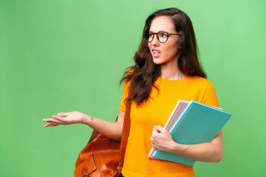 Kafkas kökenli genç bir kadın, bir yandan bakarken, sürpriz bir ifadeyle izole edilmiş.