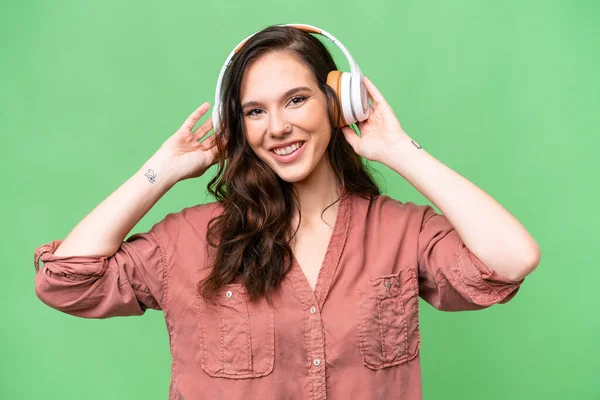 Young Caucasian Woman Isolated Background Listening Music — Stock Photo, Image