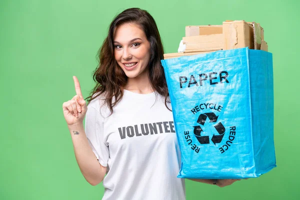 Młoda Kaukaska Kobieta Trzymająca Worek Papierem Recyklingu Odizolowanym Tle Zamiarem — Zdjęcie stockowe