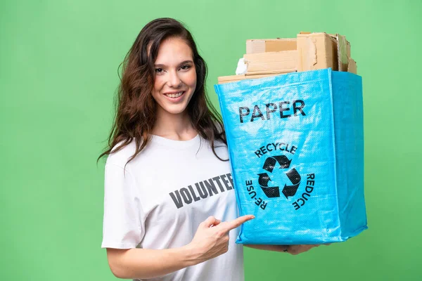 Młoda Kaukaska Kobieta Trzyma Worek Papierem Recyklingu Odizolowanym Tle Celuje — Zdjęcie stockowe