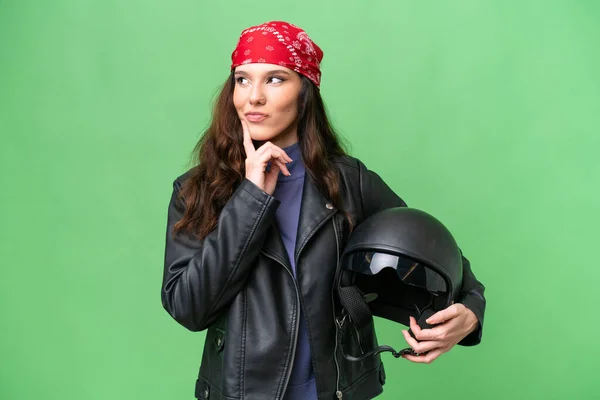 若いですCaucasian女性とともにオートバイヘルメット上の隔離された背景考え方上のアイデアを見上げます — ストック写真