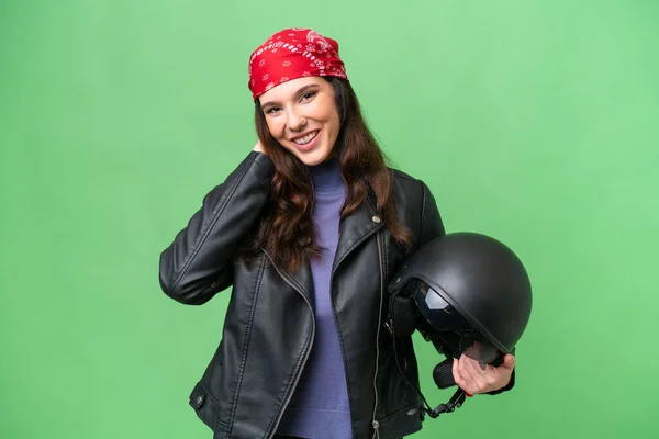 若いですCaucasian女性とともにオートバイヘルメット上の隔離された背景笑い — ストック写真