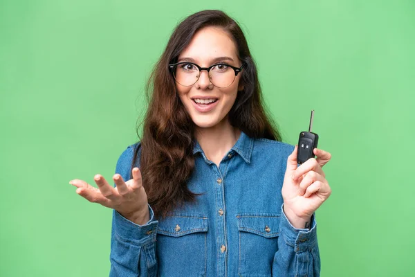 Νεαρή Καυκάσια Γυναίκα Κρατώντας Κλειδιά Αυτοκινήτου Απομονωμένο Φόντο Σοκαρισμένη Έκφραση — Φωτογραφία Αρχείου