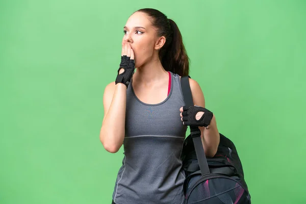年轻的女运动员 背着运动包 背对孤立的背景 打呵欠 用手捂着大大的张开的嘴 — 图库照片