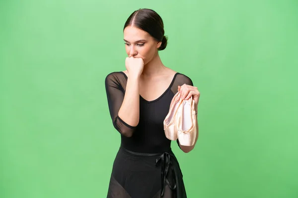 Ung Kaukasiska Kvinna Utövar Balett Över Isolerad Bakgrund Har Tvivel — Stockfoto