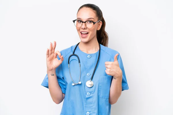 若いですCaucasian外科医女性隔離上の白い背景ショーOkサインと親指アップジェスチャー — ストック写真