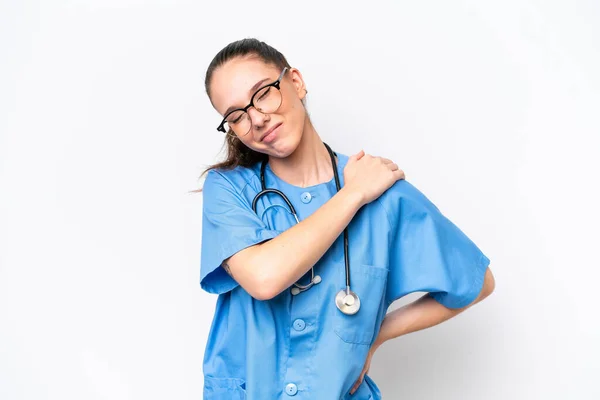 年轻的高加索外科医生妇女 因努力工作而因肩部疼痛而被隔离在白色背景下 — 图库照片