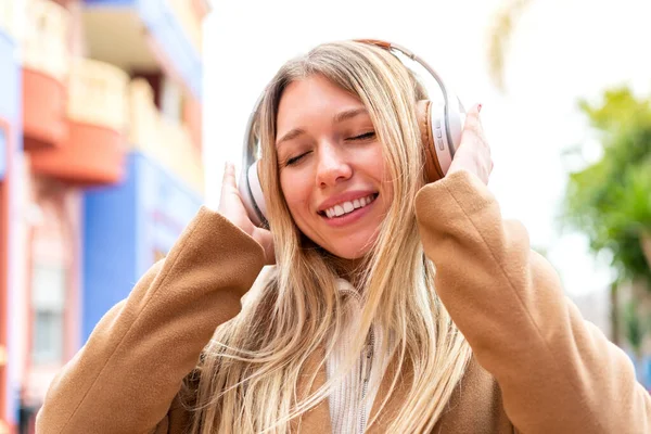 Mladý Pěkný Blondýnka Žena Outdoors Poslech Hudba — Stock fotografie