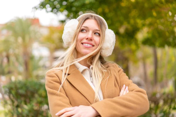 Młoda Ładna Blondynka Ubrana Zimowe Mufy Świeżym Powietrzu Uśmiechnięta — Zdjęcie stockowe