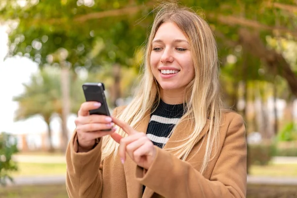 Молодая Красивая Блондинка Открытом Воздухе Отправляет Сообщение Электронную Почту Мобильного — стоковое фото