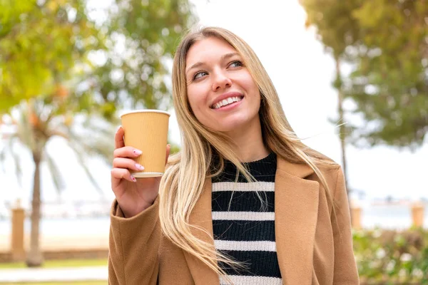 Mladý Pěkný Blondýnka Žena Drží Odnést Kávu Venkovním Pohledu Nahoru — Stock fotografie