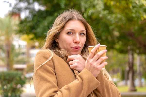 Tineri Destul Blonda Femeie Holding Take Departe Cafea Outdoor — Fotografie, imagine de stoc