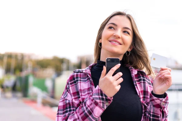 Genç Güzel Romen Kadın Açık Havada Cep Telefonuyla Alışveriş Yapıyor — Stok fotoğraf