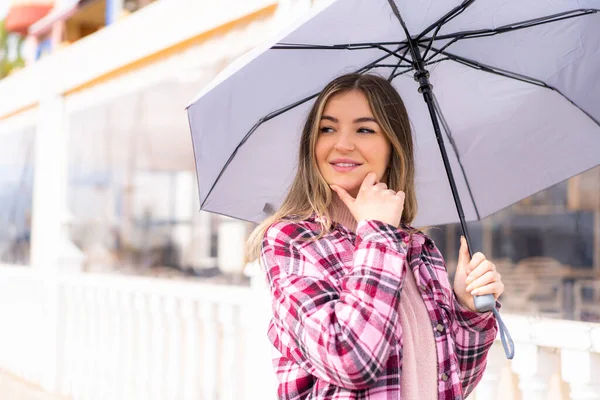 Jonge Mooie Roemeense Vrouw Met Een Paraplu Buitenlucht Denken Een — Stockfoto