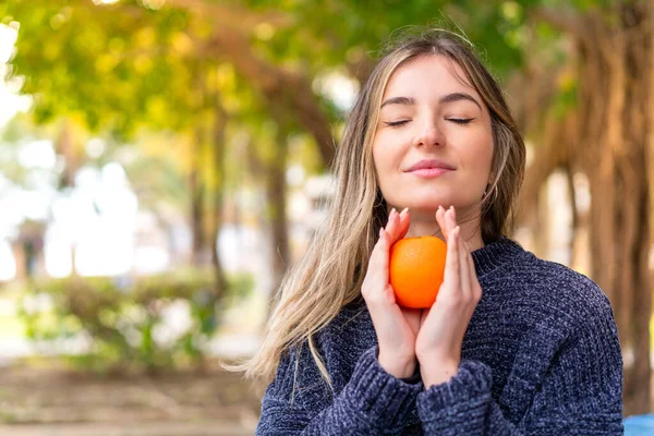Jonge Mooie Roemeense Vrouw Met Een Sinaasappel Buitenlucht — Stockfoto