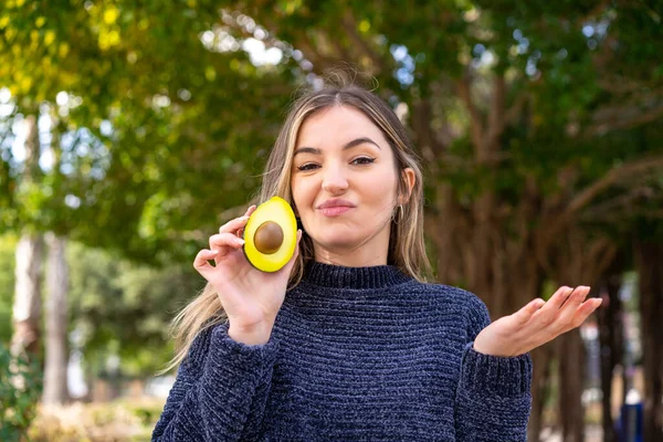 Jonge Mooie Roemeense Vrouw Houdt Een Avocado Buitenlucht Het Maken — Stockfoto