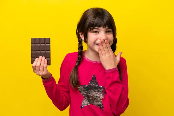 Malá Kavkazská Dívka Čokoládou Izolované Žlutém Pozadí Šťastný Usmívající Zakrývající — Stock fotografie