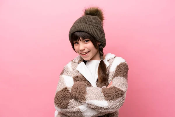 小高加索女孩 冬季夹克 粉色背景隔离 双臂交叉在正面位置 — 图库照片