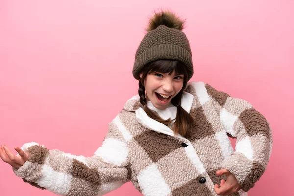 Kleine Kaukasische Mädchen Mit Winterjacke Isoliert Auf Rosa Hintergrund Macht — Stockfoto