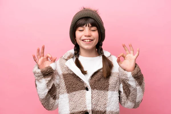 Liten Kaukasiska Flicka Med Vinter Jacka Isolerad Rosa Bakgrund Zen — Stockfoto