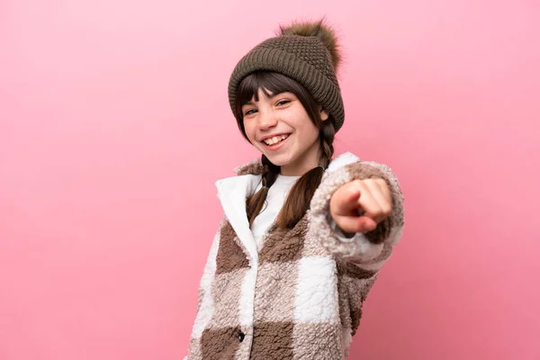 Liten Kaukasiska Flicka Med Vinter Jacka Isolerad Rosa Bakgrund Pekar — Stockfoto