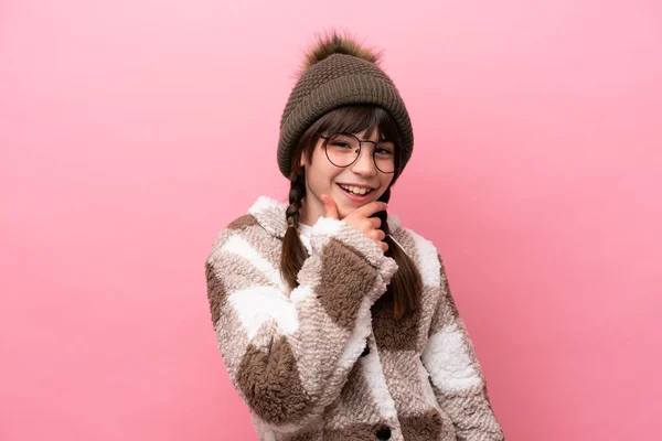 Menina Caucasiana Com Casaco Inverno Isolado Fundo Rosa Com Óculos — Fotografia de Stock