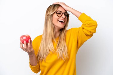 Beyaz arka planda izole edilmiş bir elma taşıyan genç Uruguaylı kadın bir şeyin farkına vardı ve çözüme niyetlendi.