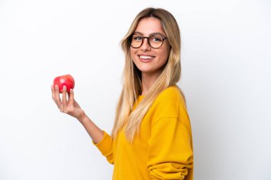 Elmalı genç Uruguaylı kadın beyaz arka planda izole edilmiş, çok gülümsüyor.