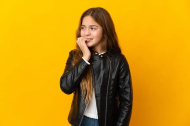 İzole edilmiş sarı arka plandaki çocuk biraz gergin.