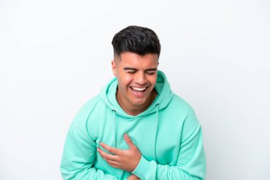 Beyaz arka planda izole edilmiş beyaz tenli yakışıklı bir adam. Çok gülümsüyor.