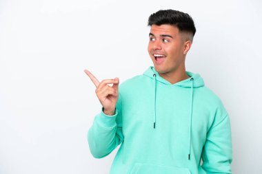 Beyaz arka planda soyutlanmış beyaz tenli yakışıklı bir adam çözümü bulmak için parmağını kaldırıyor.