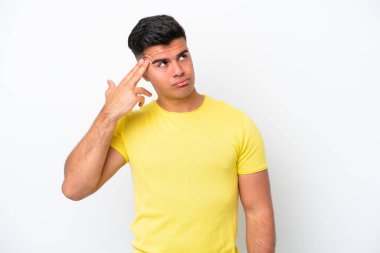 Beyaz arka planda yaşayan beyaz tenli yakışıklı genç adam intihar jesti yapmada sorun yaşıyor.