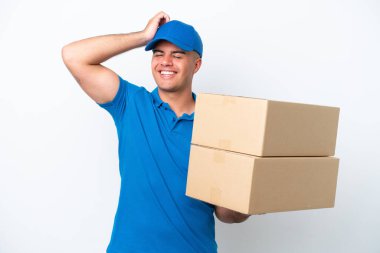 Beyaz arka planda izole edilmiş beyaz bir adam çok gülümsüyor.