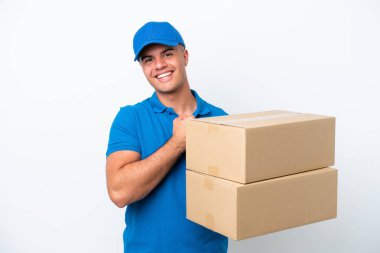 Beyaz arka planda izole edilmiş beyaz bir adam zaferi kutluyor.