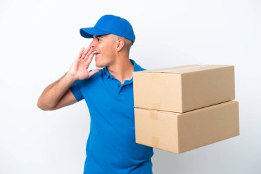 Beyaz arka planda izole edilmiş beyaz bir adam ağzı açık bağırıyor.