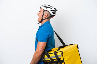 Beyaz arka planda izole edilmiş termal sırt çantalı beyaz bir adam yan yana gülüyor.